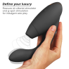 Womanizer DUO 2 negro en la mano, con el cabezal Pleasure Air y el brazo para el punto G