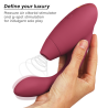 Womanizer DUO 2 burdeos en la mano, con el cabezal Pleasure Air y el brazo para el punto G