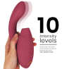 Womanizer DUO 2 burdeos en la mano, con su brazo vibrador