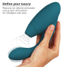 Womanizer DUO 2 azul petróleo en la mano, con el cabezal Pleasure Air y el brazo para el punto G