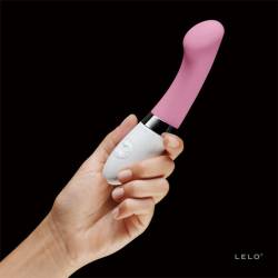LELO GIGI 2 rosa en la mano