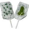 Piruleta verde con forma de pene y aroma a cannabis con su envoltorio