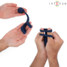 Intense Tyson anillo vibrador con bola, mostrando su elasticidad al estirarlo