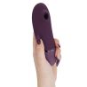 Next morado sujeto en vertical