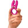 Fun Factory NŌS Pro magenta sostenido en la mano