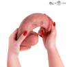 Mr Intense Big Spencer dildo doblado en las manos