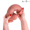 Dildo Spencer ExtraBig curvado entre las manos