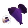 Dolphin morado puesto en el dedo