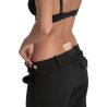 Modelo ajustando un pantalón con tanga adhesivo beige