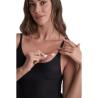 Modelo aplicando cinta Bye Bra en el escote