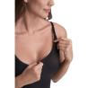 Primer plano de cinta Bye Bra aplicada en el escote