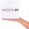 Caja cuadrada de Mission 69 sostenida con una mano sobre fondo blanco