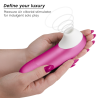 Womanizer Pro rosa sostenido en la mano con cabezal Pleasure Air