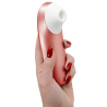 Womanizer Pro burdeos sostenido en la mano