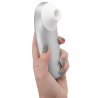 Womanizer Pro gris plata sostenido en la mano