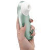 Womanizer Pro verde salvia sostenido en la mano