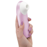 Womanizer Pro lila sostenido en la mano