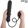 Dildo hinchable XL Addicted Toys Modelo 5 con la pera de inflado en las manos