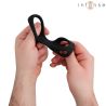 Anillo Intense Liam negro sujeto con las manos, vista lateral