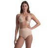 Modelo con cinta corporal Bye Bra beige aplicada
