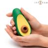 Intense Waki succionador con forma de aguacate en la mano