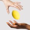 ROMP Lemon Crush cayendo entre dos manos