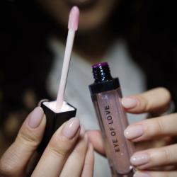 Aplicación del tinte labial Pink Pulse