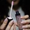 Aplicación del tinte labial Pink Pulse