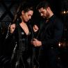Fetish submissive - posición piernas abiertas con esposas con forro de neopreno