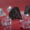 Frasco de Black Diamond entre cubitos de hielo sobre fondo rojo