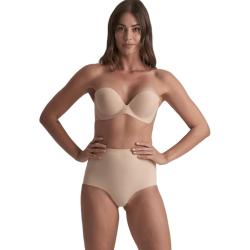Modelo mostrando Bye Bra Diva Bra beige adhesivo sin costuras de frente