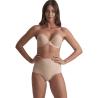 Modelo mostrando Bye Bra Diva Bra beige adhesivo sin costuras de frente
