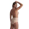 Modelo mostrando de perfil el Bye Bra Diva Bra beige adhesivo