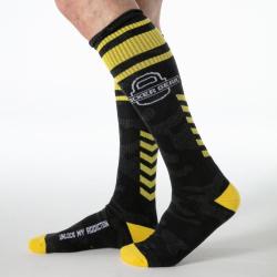 Calcetines altos Locker Gear negros y amarillos, vista lateral