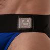 Detalle del distintivo metálico en la cintura del jockstrap Locker Gear