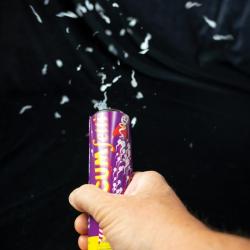Cañón Cumfetti expulsando confeti con forma de espermatozoides