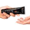 Manos sosteniendo el tubo de gel Orgie Lube Tube Chocolate de 100 ml