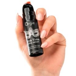 Mano sosteniendo Orgie Xtra Time sérum con el dosificador descubierto