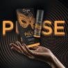 Frasco y caja Orgie Liquid Pulse sobre una mano en un montaje negro y naranja