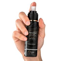 Pulverizador negro de Orgie Sensfeel para hombre sostenido en la mano