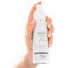 Pulverizador blanco de Orgie Sensfeel para mujer sostenido en la mano