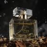 Frasco de Orgie Sensfeel para hombre 50 ml en una composición sobre fondo oscuro