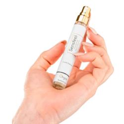 Orgie Sensfeel para mujer 10 ml sostenido en la mano