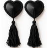 Par de cubrepezones CR4897 negros de corazón con borlas sobre fondo blanco