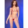 Microbikini CR4900 rojo sobre modelo de pie, fondo violeta