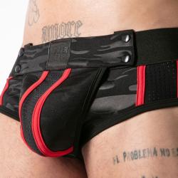 Locker Gear Full Military Access jock brief rojo, detalle de la pieza delantera