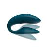 We-Vibe Sync 2 verde terciopelo con los dos brazos ajustables abiertos y cerrados