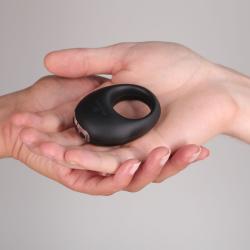 Anillo Je Joue Mio negro en las manos