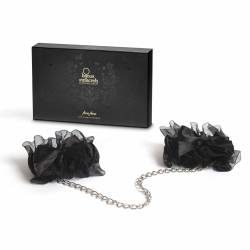 Bijoux Indiscrets Frou Frou esposas de organza negras con cadena, junto a su caja