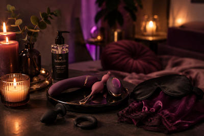 Ambiente relajado con velas y juguetes eróticos para una sesión de placer